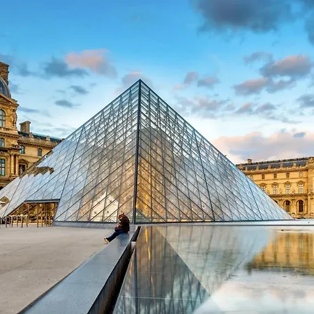 Deal! Modern In Vibrant Area Only 5 Minutes By Walk To Metro - Location *