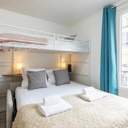 Deal! Modern In Vibrant Area Only 5 Minutes By Walk To Metro - Location *