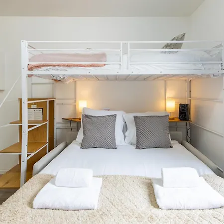Apartment Deal! Modern In Vibrant Area Only 5 Minutes By Walk To Metro - Location *