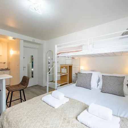 Deal! Modern In Vibrant Area Only 5 Minutes By Walk To Metro - Location Apartment