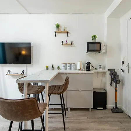 Apartment Deal! Modern In Vibrant Area Only 5 Minutes By Walk To Metro - Location *