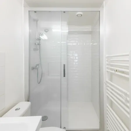 Deal! Modern In Vibrant Area Only 5 Minutes By Walk To Metro - Location