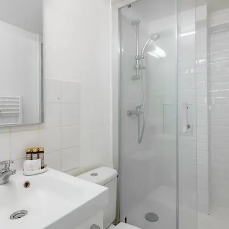 Deal! Modern In Vibrant Area Only 5 Minutes By Walk To Metro - Location Apartment *